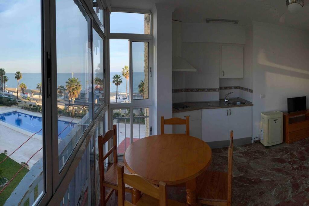 Apartment First Line Of The Sea Benalmadena Bagian luar foto